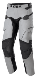 Alpinestars Boulder 3L GORE-TEX Pants, motocyklowe spodnie adventure touring, ciemnoszare i czarne, wzmocnione panele kolanowe Superfabric, kieszenie cargo zapinane na zamek i regulowany pas, trwała wodoodporna konstrukcja do jazdy off-road i adventure