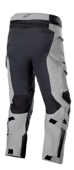 Alpinestars Boulder 3L GORE-TEX Pants, wersja skrócona, ciemnoszare i czarne, widok z tyłu podkreślający wzmocnione panele, logo GORE-TEX, paski regulacyjne i ergonomiczną konstrukcję inspirowaną motocrossem