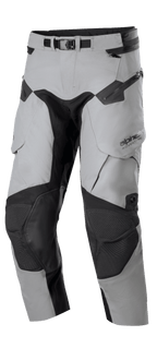 Alpinestars Boulder 3L GORE-TEX Pants - krótka długość, motocyklowe spodnie turystyczne adventure, ciemnoszare i czarne, wzmocnione panele na kolanach, regulowany pas z klamrą, wodoodporne zamki i ergonomiczne kieszenie, wytrzymała konstrukcja na ekstremalne warunki pogodowe