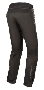 Alpinestars Stella Road Pro GORE-TEX Pants, damskie spodnie motocyklowe, czarne, widok z tyłu z boku, techniczne spodnie tekstylne z odblaskowym brandingiem na nogawce, zwężany krój, regulacja na rzepy i zamek w pasie, idealne do turystyki motocyklowej.