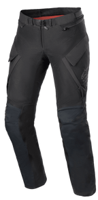 Alpinestars Stella ST-7 2L GORE-TEX Pants, damskie spodnie motocyklowe adventure, czarno-ciemnoszare, widok z przodu z kieszeniami cargo, magnetyczną klamrą w pasie, profilowanymi kolanami i subtelnym logo Alpinestars na udzie.