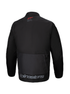 Kurtka Alpinestars Pro-Dura, widok z tyłu, czarna tekstylna kurtka enduro, duża tylna kieszeń cargo, czerwone logo z gwiazdą na karku, szary napis Alpinestars na dolnym brzegu, wytrzymały design off-road