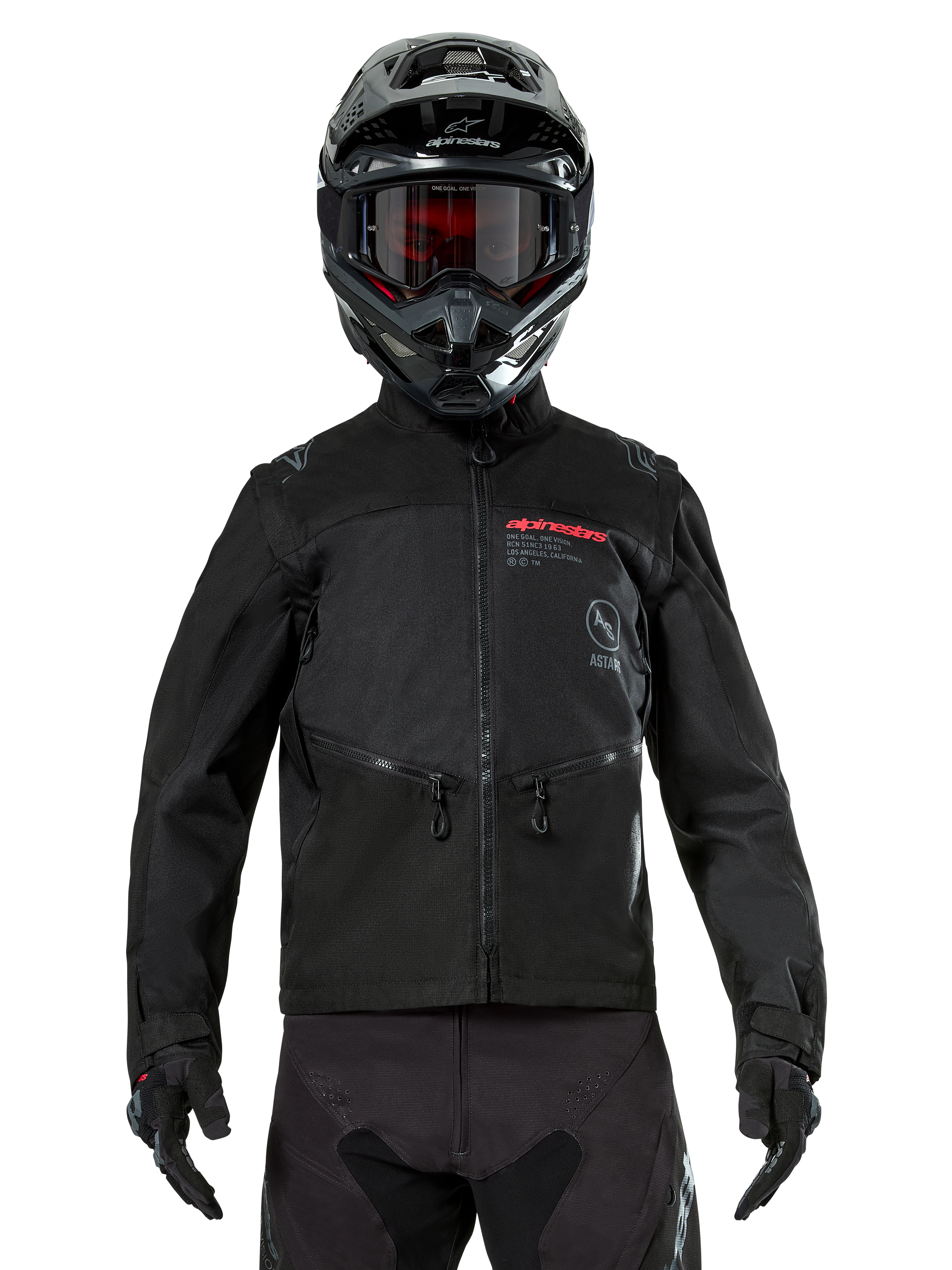 Kurtka Alpinestars Pro-Dura, czarna kurtka motocyklowa off-road, widok z przodu, noszona przez motocyklistę w czarnym kasku i goglach, czerwone logo Alpinestars, zapinane na zamek kieszenie na klatce piersiowej, wytrzymała konstrukcja tekstylna do jazdy enduro.