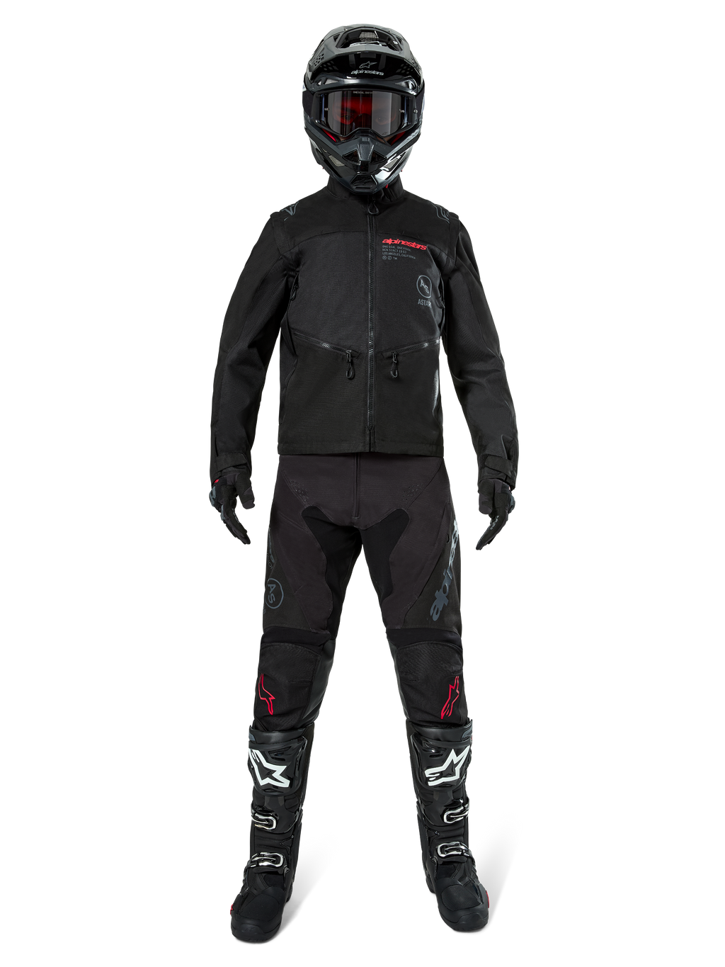 Kurtka Alpinestars Pro-Dura, czarna kurtka enduro off-road, pokazana na modelu z pełnym zestawem odzieży, w tym czarny kask z czerwonymi goglami, czarne spodnie z czerwonymi akcentami, czarno-białe buty i czarne rękawice, wytrzymała konstrukcja inspirowana rajdami do jazdy terenowej
