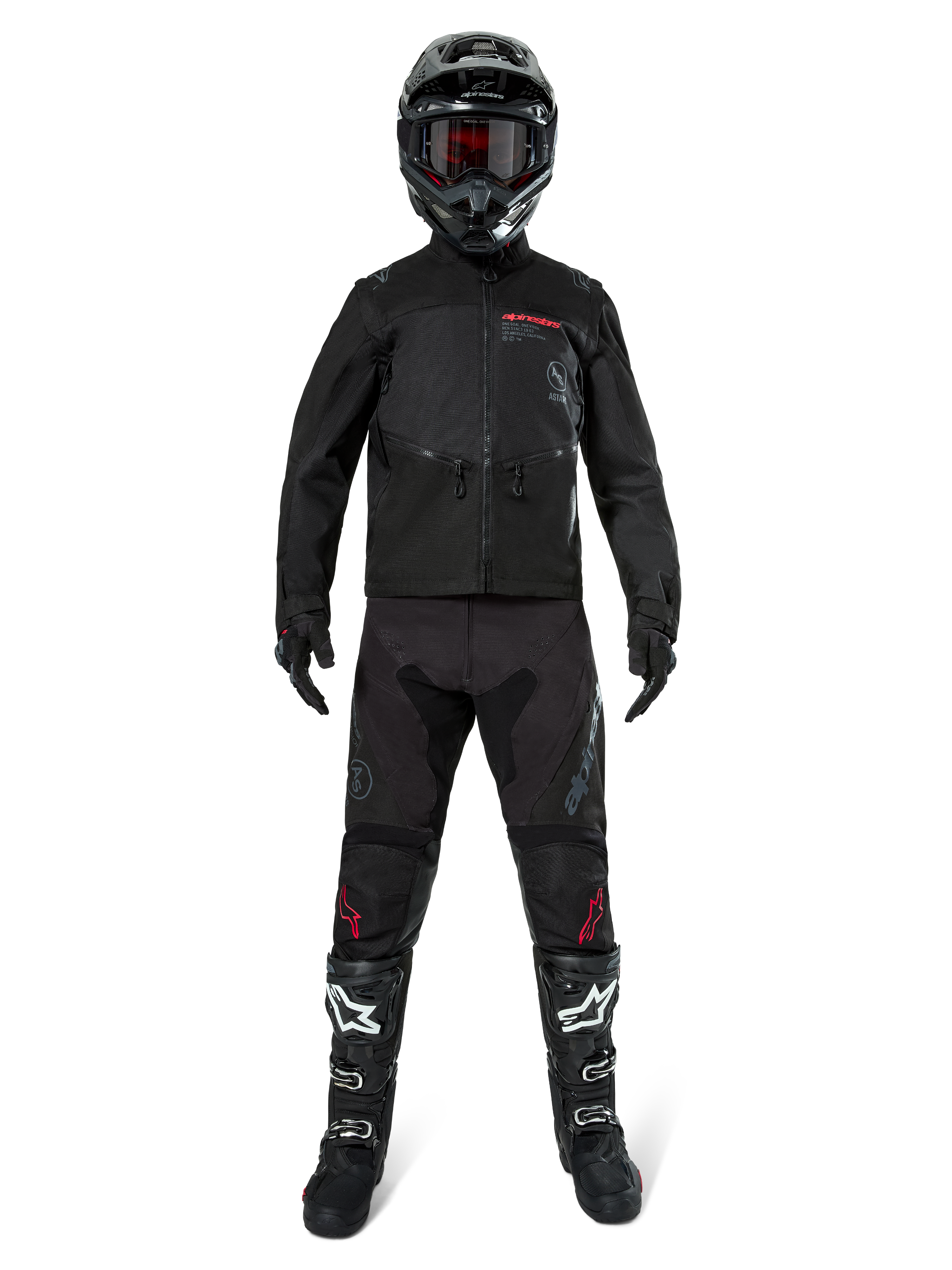 Kurtka Alpinestars Pro-Dura, czarna kurtka enduro off-road, pokazana na modelu z pełnym zestawem odzieży, w tym czarny kask z czerwonymi goglami, czarne spodnie z czerwonymi akcentami, czarno-białe buty i czarne rękawice, wytrzymała konstrukcja inspirowana rajdami do jazdy terenowej