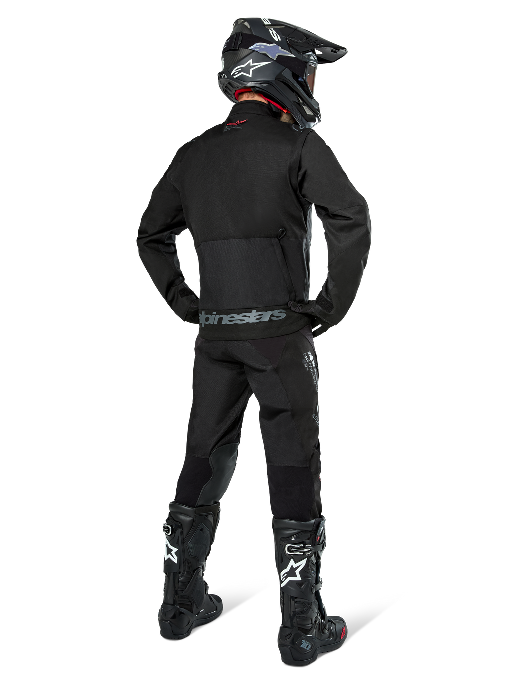 Alpinestars Pro-Dura Jacket, czarna kurtka off-road enduro, widok z tyłu w zestawie z pasującymi spodniami i czarnymi butami Tech 10, wyraźne logo Alpinestars na dole pleców, wytrzymała konstrukcja tekstylna do agresywnej jazdy po szlakach