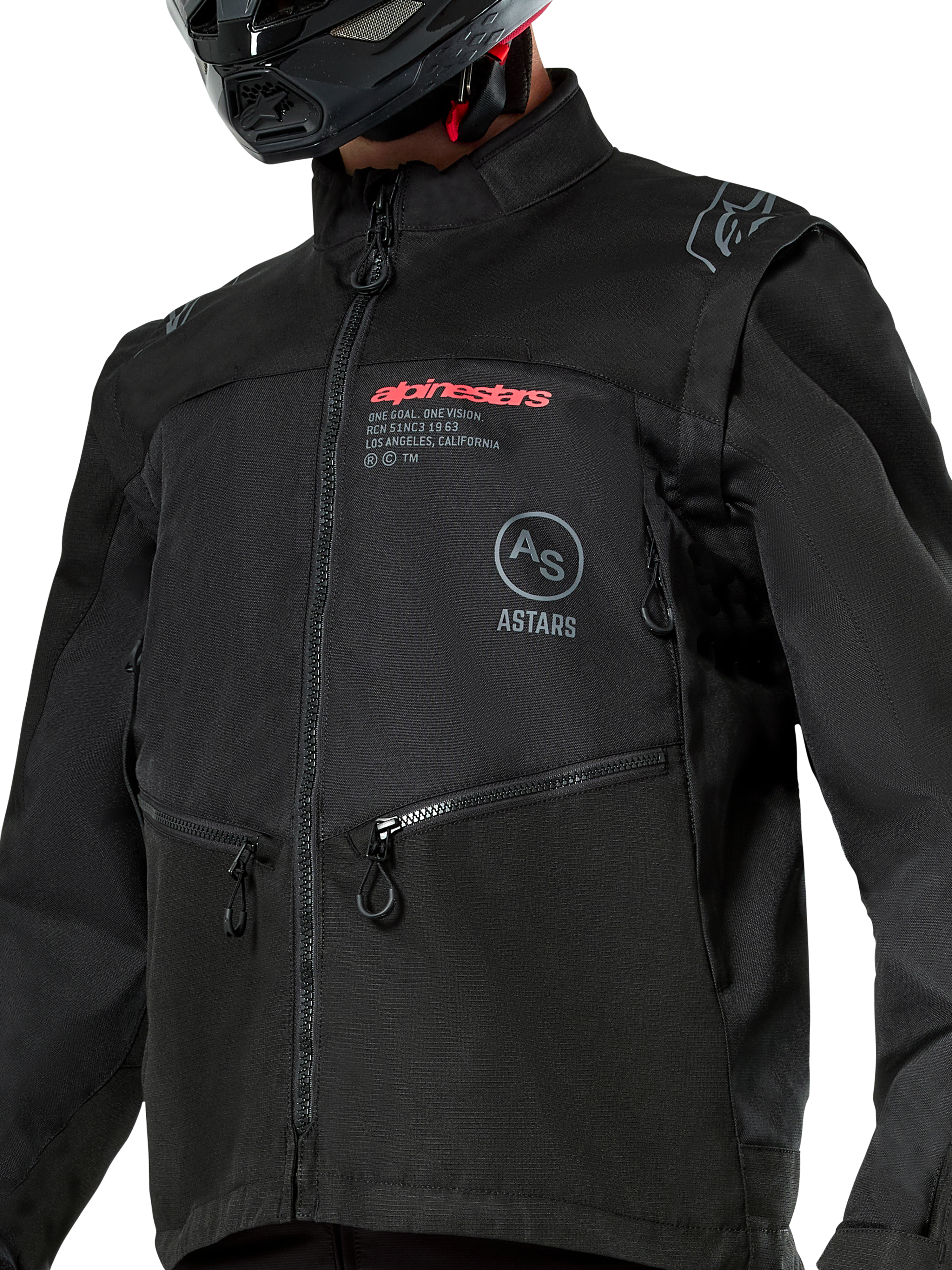 Kurtka Alpinestars Pro-Dura, czarna motocyklowa kurtka off-road z czerwonym brandingiem Alpinestars i szarym okrągłym logo Astars na piersi, kieszenie na ręce zapinane na zamek, trwała konstrukcja z materiału ripstop, design inspirowany rajdami do jazdy enduro