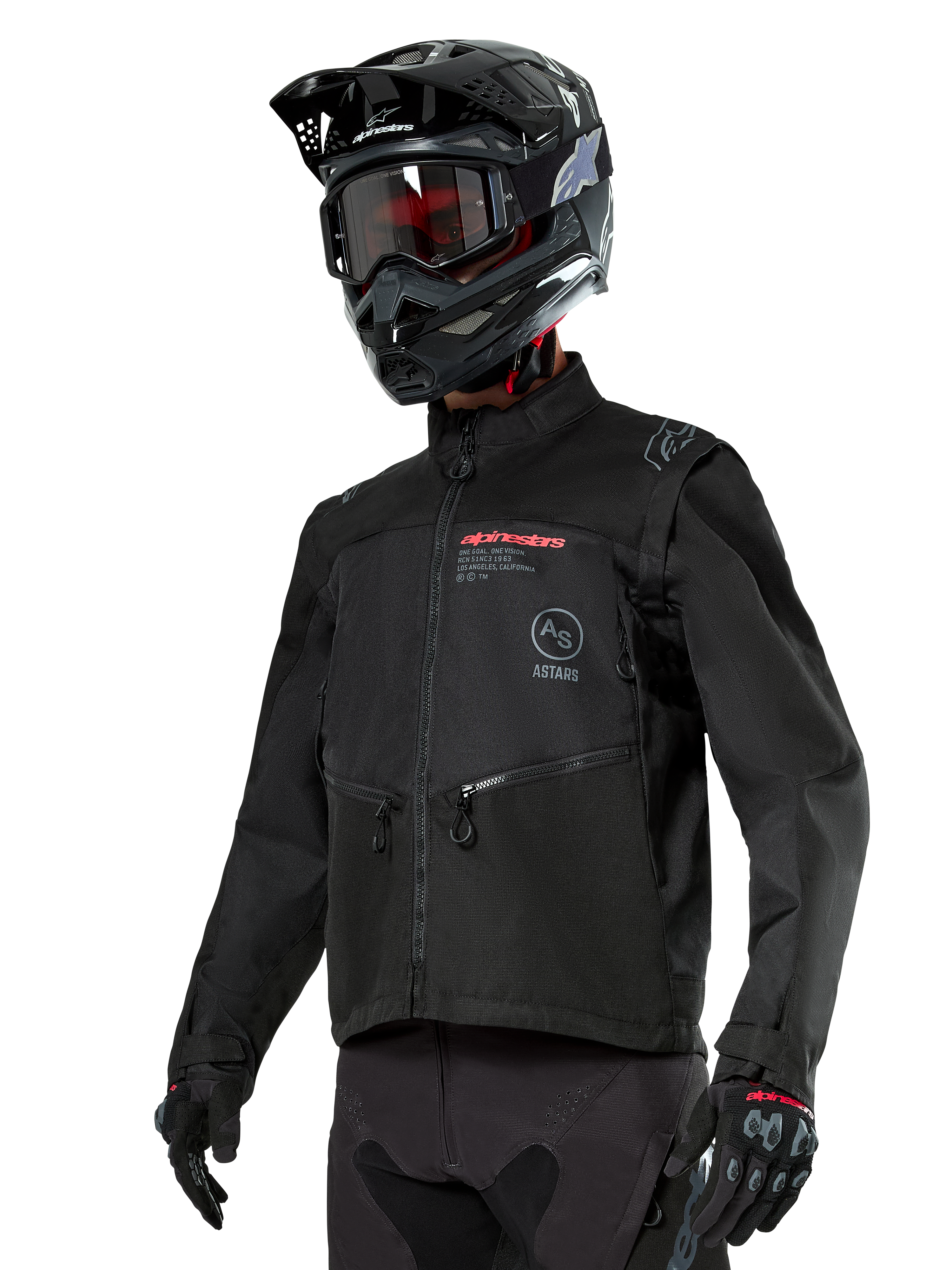 Alpinestars Pro-Dura Jacket, motocyklowa kurtka off-road, czarna z czerwonymi i szarymi elementami graficznymi, posiada przednie kieszenie na zamek i wysoki kołnierz, zestawiona z czarnym kaskiem motocrossowym i rękawicami do jazdy enduro