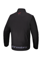 Kurtka Alpinestars Lite-Dura Softshell, czarna, widok z tyłu, małe czerwone logo na karku, duży szary napis Alpinestars na dolnej krawędzi, pionowa tylna kieszeń na zamek, techniczna odzież off-road do enduro i motocrossu