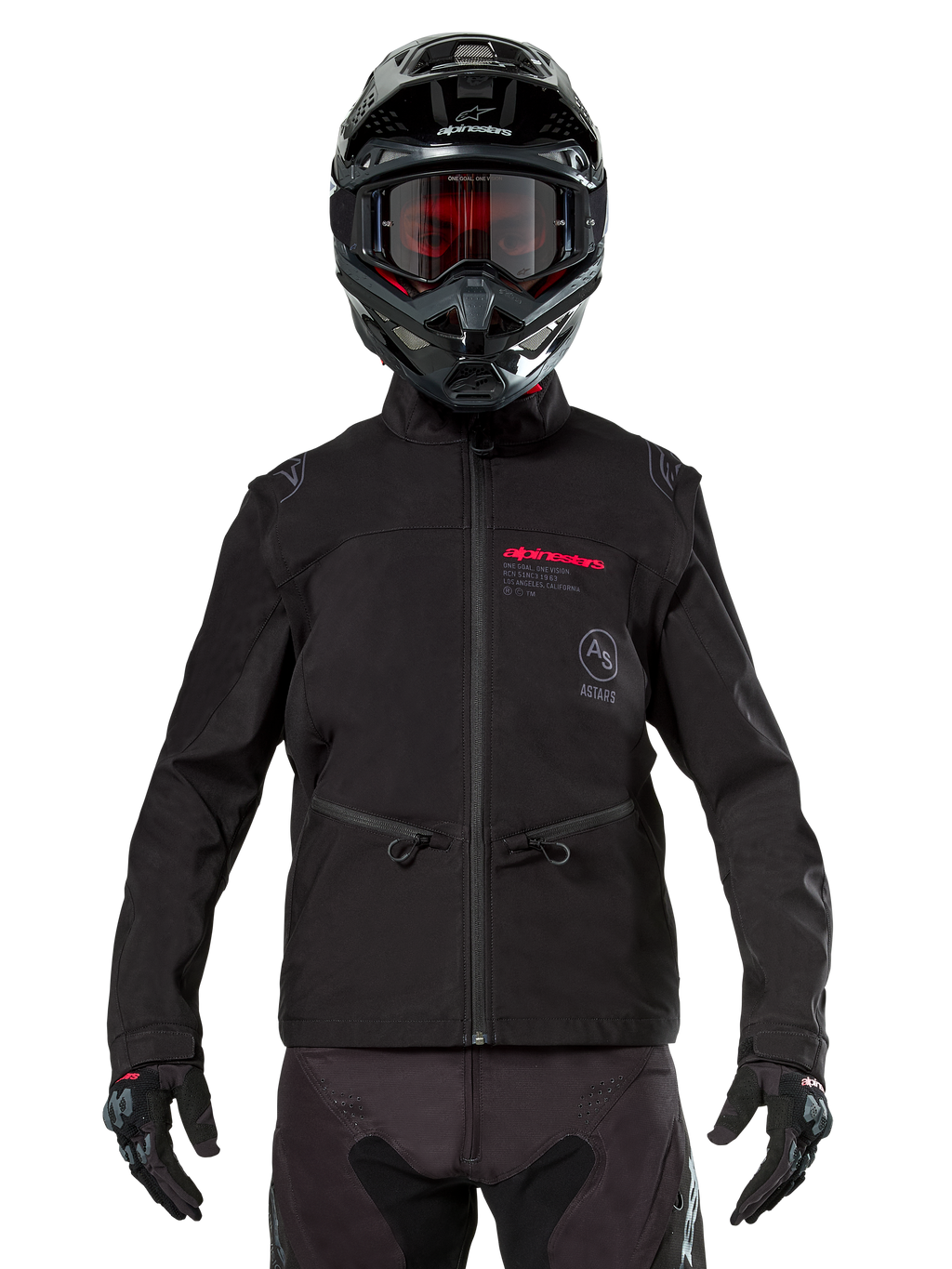 Motocyklista motocrossowy w kurtce Alpinestars Lite-Dura Softshell w kolorze czarnym, czerwone i szare detale logo na piersi, czarny kask z czerwonymi goglami, czarne rękawice i spodnie, widok z przodu technicznej odzieży off-road
