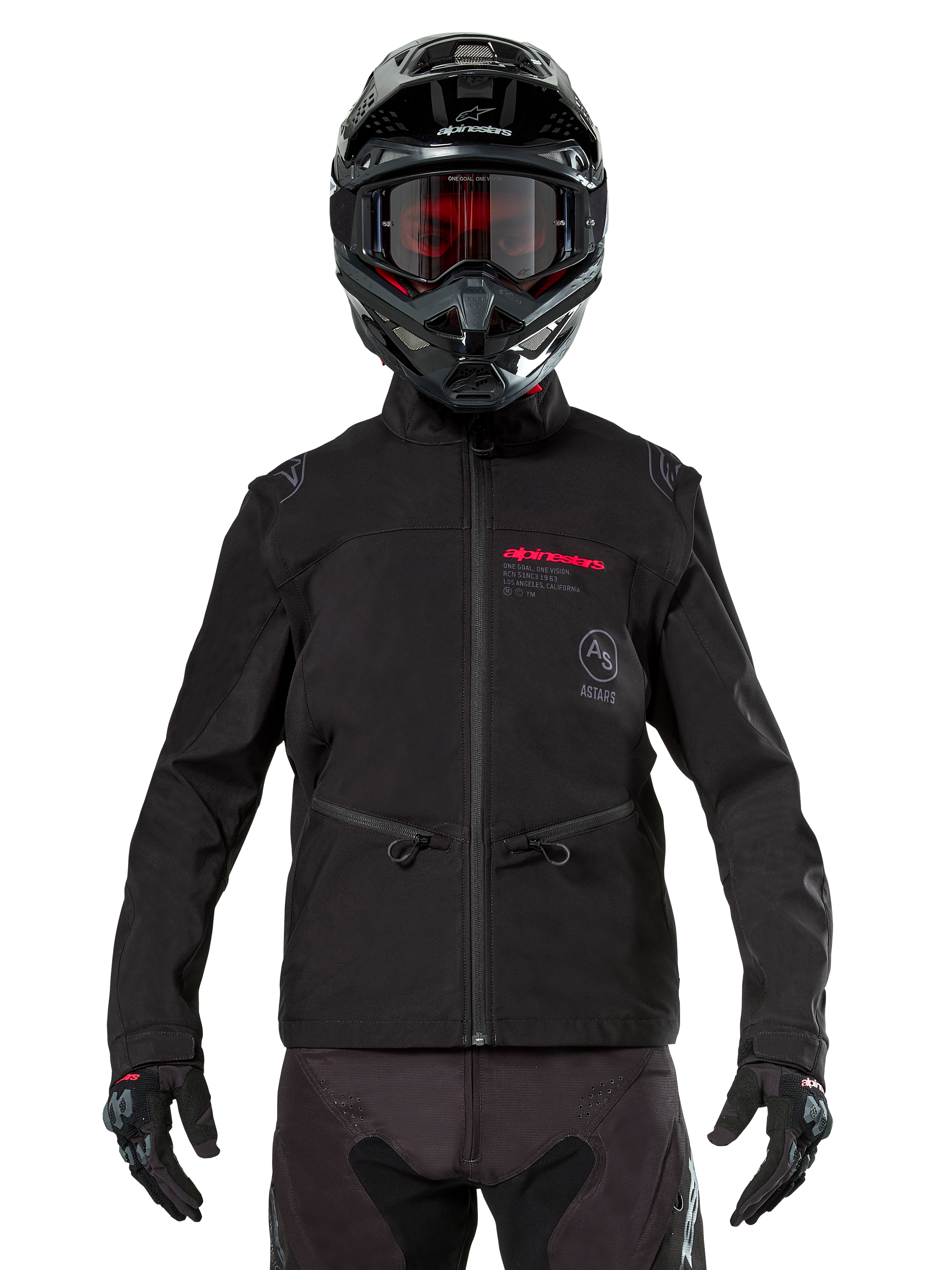 Motocyklista motocrossowy w kurtce Alpinestars Lite-Dura Softshell w kolorze czarnym, czerwone i szare detale logo na piersi, czarny kask z czerwonymi goglami, czarne rękawice i spodnie, widok z przodu technicznej odzieży off-road