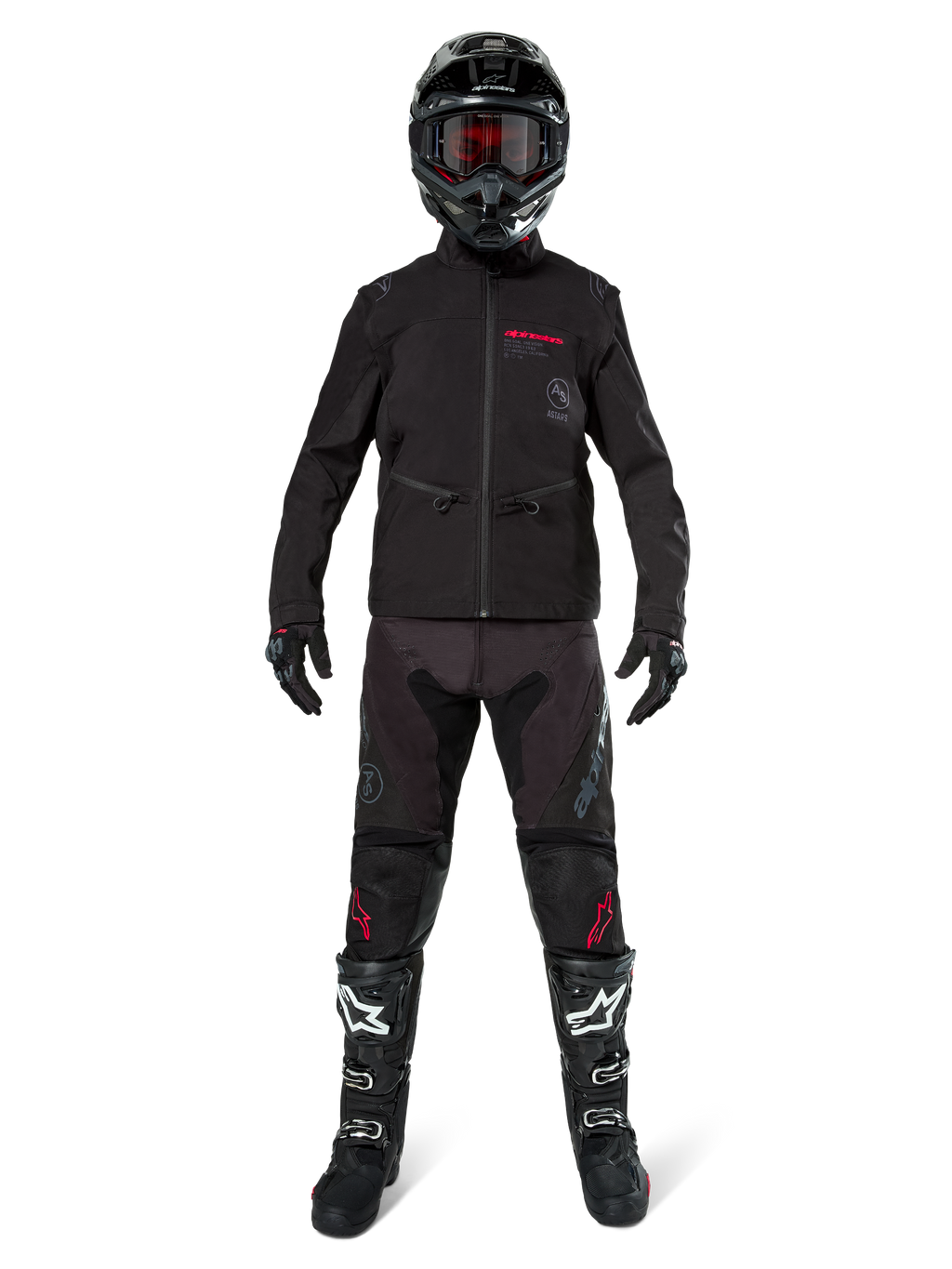 Motocyklista motocrossowy w kurtce Alpinestars Lite-Dura Softshell w kolorze czarnym z czerwonymi detalami logo, dopasowane czarne spodnie off-road, czarny kask oraz biało-czarne buty, kompletny profesjonalny zestaw wyścigowy enduro