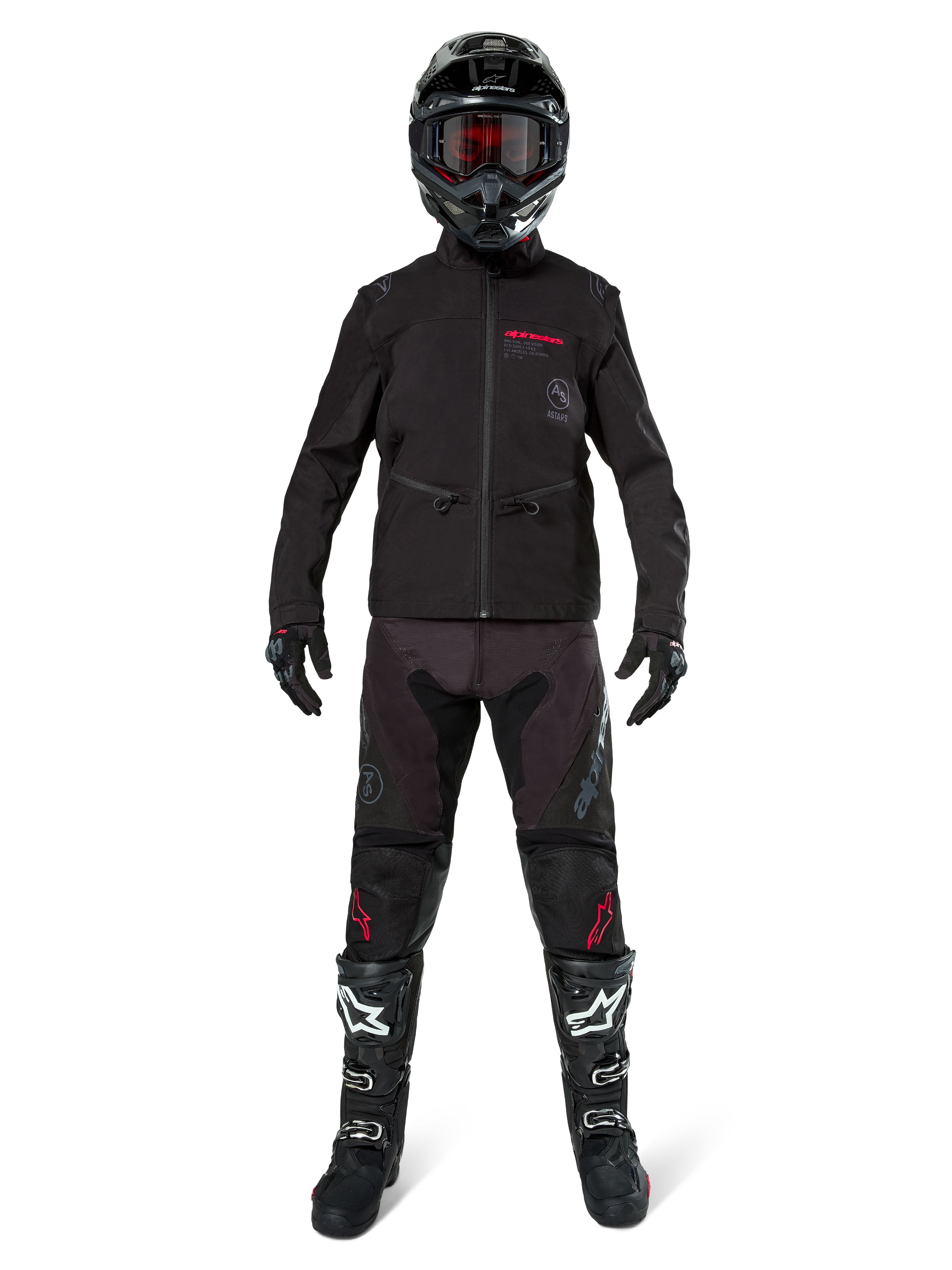 Motocyklista motocrossowy w kurtce Alpinestars Lite-Dura Softshell w kolorze czarnym z czerwonymi detalami logo, dopasowane czarne spodnie off-road, czarny kask oraz biało-czarne buty, kompletny profesjonalny zestaw wyścigowy enduro