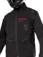 Alpinestars Lite-Dura Softshell Jacket, czarna wiatroszczelna kurtka enduro off-road, modułowa konstrukcja z odpinanymi rękawami i podszewką z polaru, minimalistyczny styl techniczny, różowe i szare logotypy