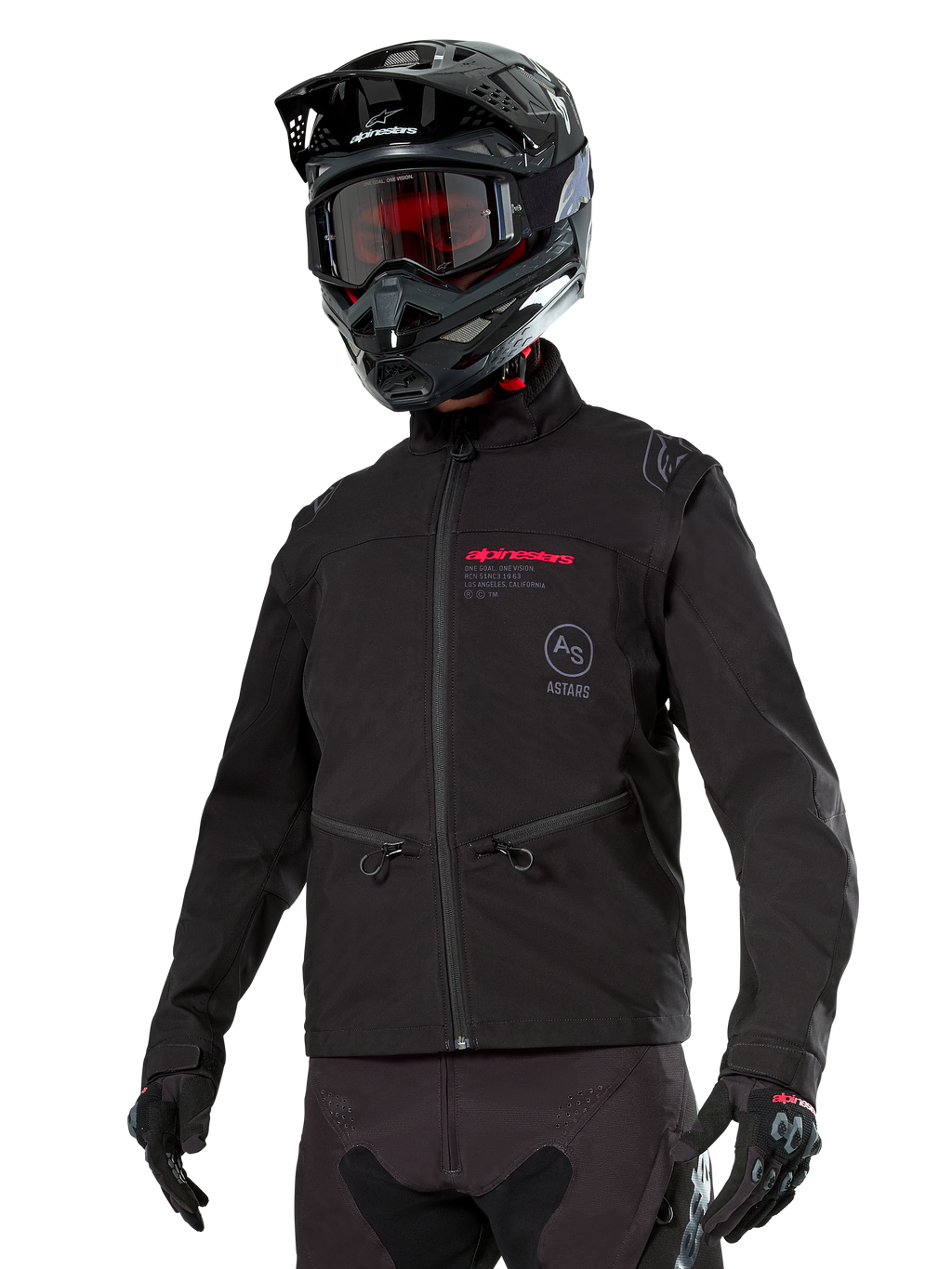 Kurtka Alpinestars Lite-Dura Softshell, czarna terenowa kurtka motocyklowa z czerwonym brandingiem i logo AS, noszona z czarnym kaskiem motocrossowym, czerwonymi goglami i czarnymi rękawicami, kieszenie na ręce zapinane na zamek, regulowane mankiety, przeznaczona do jazdy enduro