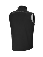 Alpinestars Techstar Softshell Vest, czarna kamizelka, widok z tyłu z dużym tonalnym napisem Alpinestars na górze pleców, wiatroszczelny lekki materiał softshell, wysoki kołnierz z regulacją, ergonomiczny krój bez rękawów do warstwowego noszenia z odzieżą off-road