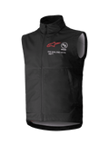 Alpinestars Techstar Softshell Vest, czarna kamizelka motocrossowa bez rękawów, wysoki kołnierz i zamek z przodu, czerwone logo gwiazdy z napisami „ASTARS” i „ONE GOAL. ONE VISION.” na piersi, lekka wiatroszczelna tkanina softshell z jasnoszarą podszewką, przeznaczona do jazdy terenowej