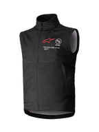 Alpinestars Techstar Softshell Vest, czarna kamizelka motocrossowa bez rękawów, wysoki kołnierz i zamek z przodu, czerwone logo gwiazdy z napisami „ASTARS” i „ONE GOAL. ONE VISION.” na piersi, lekka wiatroszczelna tkanina softshell z jasnoszarą podszewką, przeznaczona do jazdy terenowej