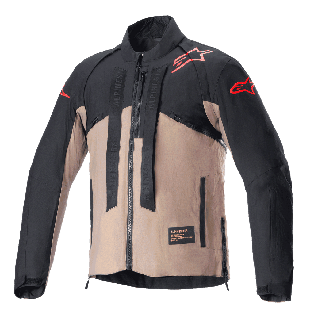 Alpinestars Techdura Jacket, motocyklowa kurtka off-road, kolor Black Falcon Brown, dwukolorowy design z czerwonymi logo gwiazdy na ramionach i rękawach, pionowe paski z logo Alpinestars na klatce piersiowej, wytrzymały materiał tekstylny