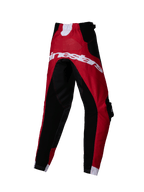 Alpinestars Kids Racer Veil Pants 2025, dziecięce spodnie motocrossowe, czarno-jasnoczerwone, widok z tyłu z dużym białym logo Alpinestars, techniczna wielopanelowa konstrukcja do jazdy terenowej