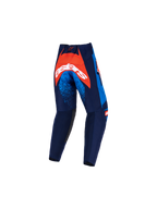 Alpinestars Kids Racer Nomur Pants 2026, spodnie motocrossowe, ciemnogranatowe, pomarańczowe i niebieskie, widok z tyłu z dużym pomarańczowym panelem na siedzeniu z białym logo, niebieskie nakrapiane akcenty na udach, wytrzymała konstrukcja tekstylna do jazdy terenowej
