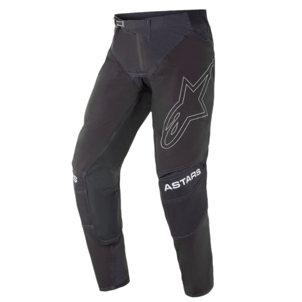 Alpinestars 2021 Techstar Phantom Pants, spodnie motocrossowe, czarne z białymi akcentami, duże konturowe logo gwiazdy na udzie, napis ASTARS na kolanach, techniczny materiał rip-stop z perforowanymi strefami, konstrukcja kolan 3D Babel
