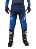 Alpinestars Pro-Dura Pants, spodnie motocrossowe, granatowe i jasnoniebieskie z białymi akcentami, widok z przodu, noszone z czarnymi butami i rękawicami, techniczny design do jazdy enduro i off-road