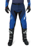 Alpinestars Pro-Dura Pants, spodnie motocrossowe, granatowe i jasnoniebieskie z białymi akcentami, widok z przodu, noszone z czarnymi butami i rękawicami, techniczny design do jazdy enduro i off-road