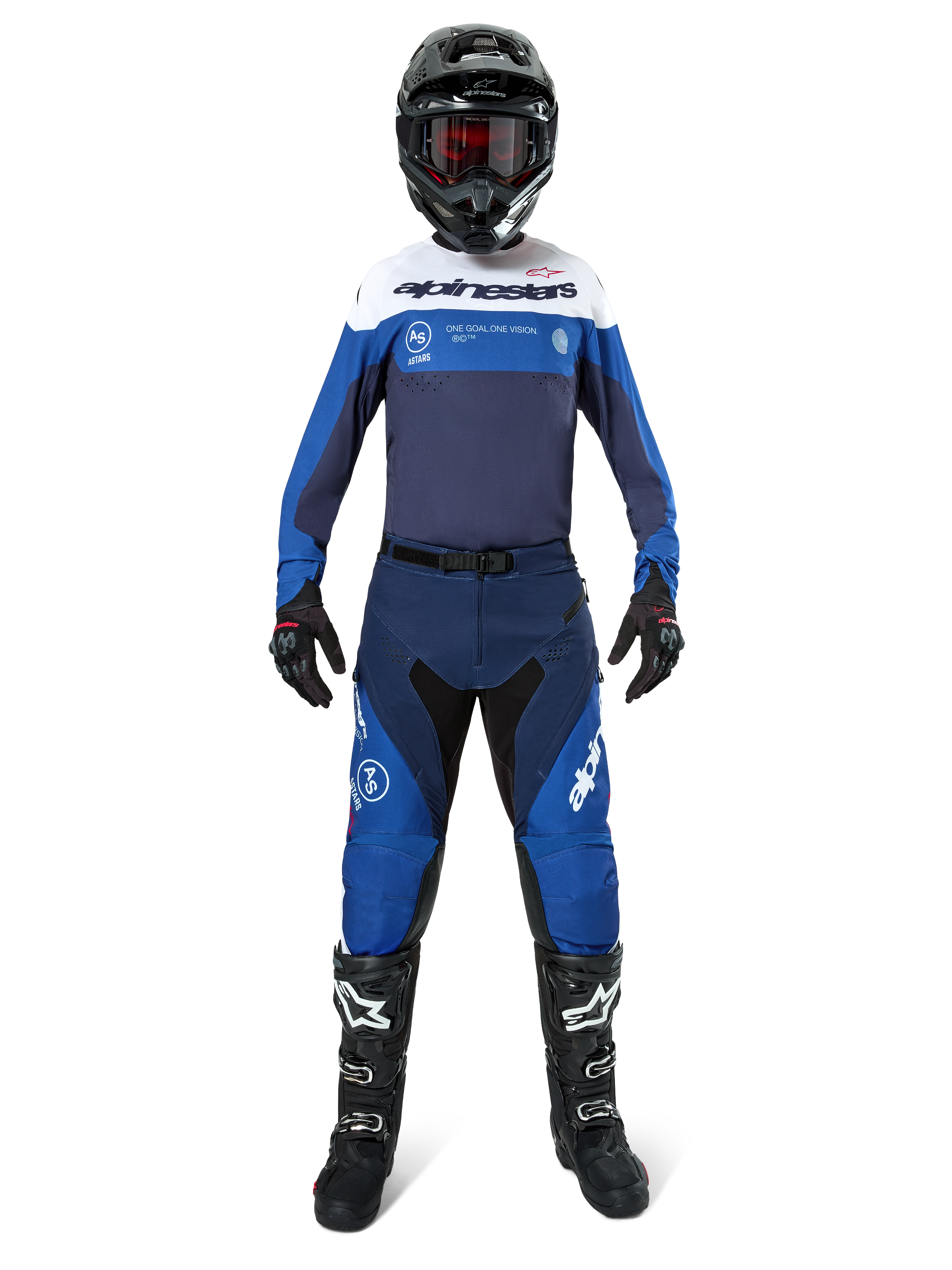 Spodnie Alpinestars Pro-Dura, spodnie motocrossowe i enduro, granatowe, jasnoniebieskie i białe, zawodnik w pełnym zestawie wyścigowym z pasującą koszulką, czarnym kaskiem, czerwonymi goglami i czarnymi butami, profesjonalny zestaw odzieży off-road