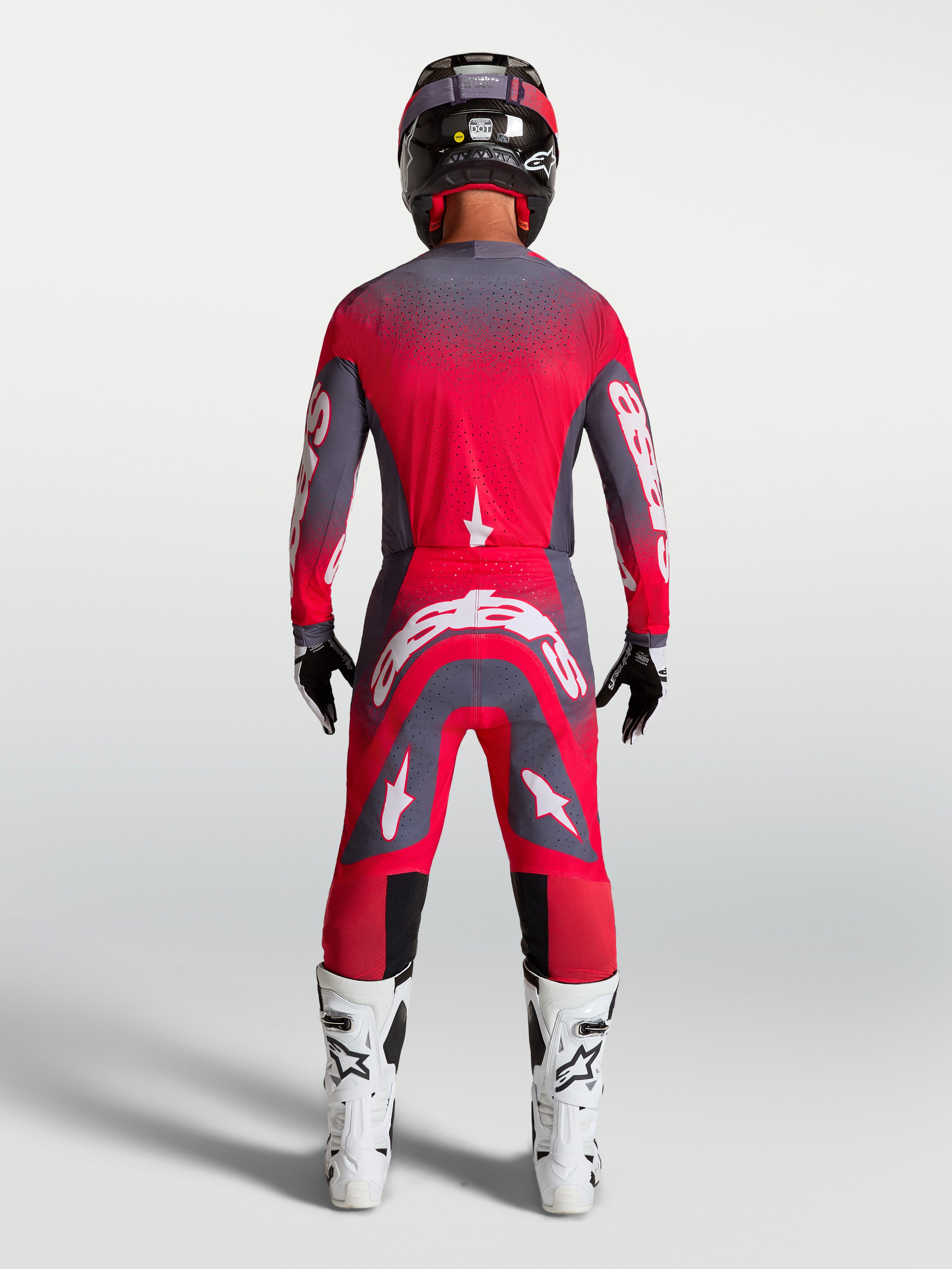 Alpinestars Supertech Hiten AFD, zestaw i spodnie motocrossowe, czerwony fluo i szary, widok z tyłu na modelu.