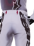 Alpinestars 2025 Supertech Maker Pants, spodnie motocrossowe, srebrne i czarne, sportowy krój z panelami na kolanach ze skóry koziej i strefami Stretchnet, wytrzymała i lekka konstrukcja do profesjonalnego motocrossu