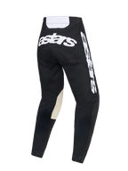 Alpinestars 2026 Racer Air Riway Pants, spodnie motocrossowe, czarno-białe, widok z tyłu z dużym białym brandingiem „astars” na siedzisku i z boku, biały tylny karczek oraz skórzane wzmocnienia wewnętrznej części kolan w kolorze złamanej bieli dla wysokiej wydajności w terenie.