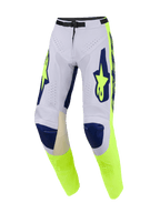 Alpinestars Racer Air Riway Pants 2026, spodnie motocrossowe, jasnoszare, żółte fluo i niebieskie, z rozległymi perforacjami dla przepływu powietrza, ciemnoniebieskie sekcje na kolanach, fluorescencyjne żółte panele boczne z wyraźnym brandingiem, wyczynowy design off-road.