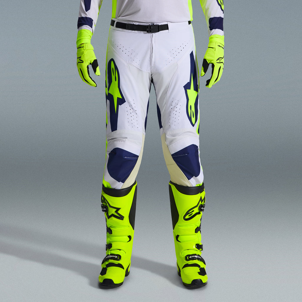 Zestaw Alpinestars 2026 Racer Air Riway, spodnie motocrossowe w kolorze białym i granatowym z neonowożółtymi akcentami, zestawione z pasującymi neonowożółtymi rękawicami i butami, ergonomiczna konstrukcja i wentylowane panele do wyścigów terenowych.