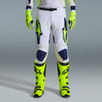 Zestaw Alpinestars 2026 Racer Air Riway, spodnie motocrossowe w kolorze białym i granatowym z neonowożółtymi akcentami, zestawione z pasującymi neonowożółtymi rękawicami i butami, ergonomiczna konstrukcja i wentylowane panele do wyścigów terenowych.
