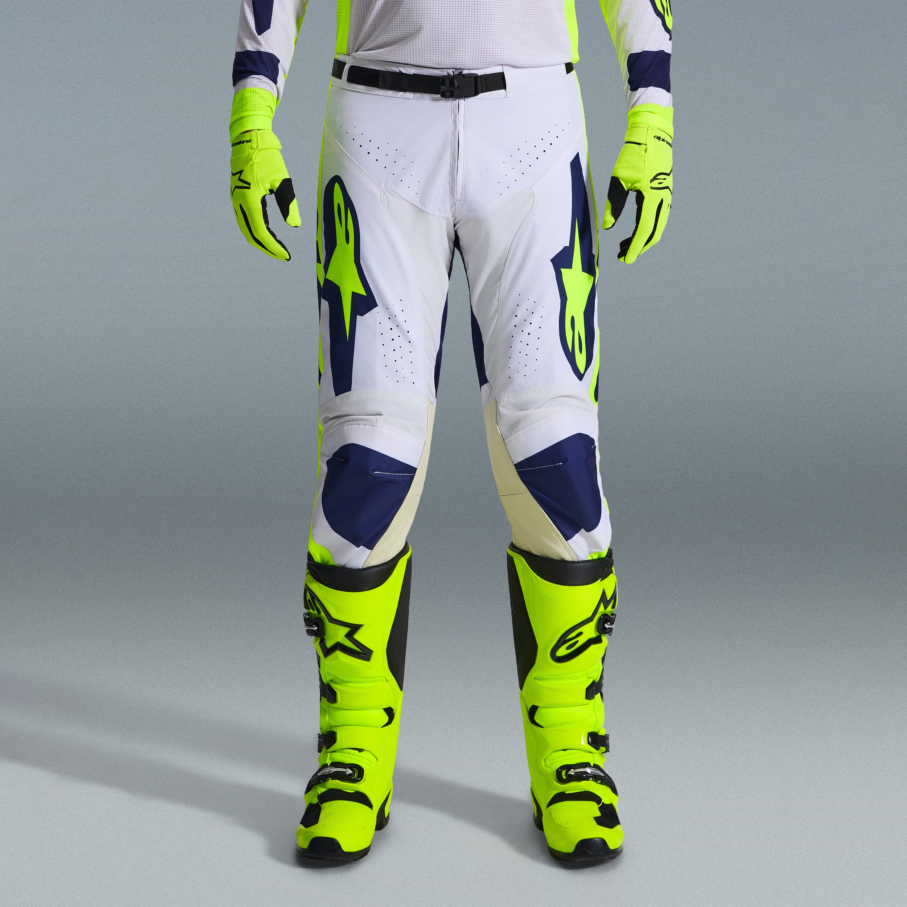 Zestaw Alpinestars 2026 Racer Air Riway, spodnie motocrossowe w kolorze białym i granatowym z neonowożółtymi akcentami, zestawione z pasującymi neonowożółtymi rękawicami i butami, ergonomiczna konstrukcja i wentylowane panele do wyścigów terenowych.