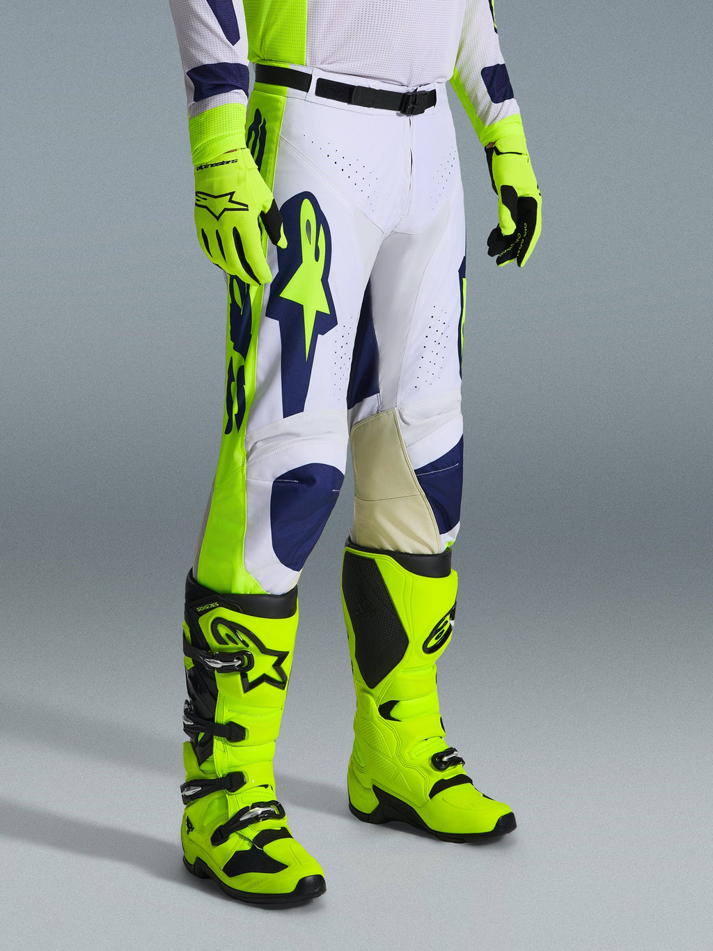 Alpinestars 2026 Racer Air Riway Gear Set, spodnie motocrossowe białe z granatowymi i jaskrawożółtymi akcentami, dopasowane jaskrawożółte buty i rękawice, perforacja zapewniająca przepływ powietrza, ergonomiczny design, profesjonalny strój do wyścigów terenowych.