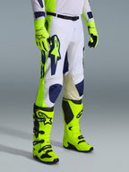 Alpinestars 2026 Racer Air Riway Gear Set, spodnie motocrossowe białe z granatowymi i jaskrawożółtymi akcentami, dopasowane jaskrawożółte buty i rękawice, perforacja zapewniająca przepływ powietrza, ergonomiczny design, profesjonalny strój do wyścigów terenowych.
