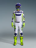 Alpinestars 2026 Racer Air Riway Gear Set, odzież wyścigowa motocross, biała koszulka z niebieskim logo i neonowożółtymi akcentami, białe spodnie z niebieskimi i żółtymi wzorami, fioletowo-żółty kask, neonowożółte buty i rękawice, kompletny zestaw off-road