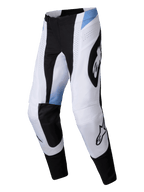 Alpinestars 2025 Techstar Melt Pants, spodnie motocrossowe, białe i czarne z jasnoniebieskimi akcentami, duże czarne logo Alpinestars, laserowo wycinane otwory wentylacyjne, wytrzymały sportowy krój do wyścigów terenowych