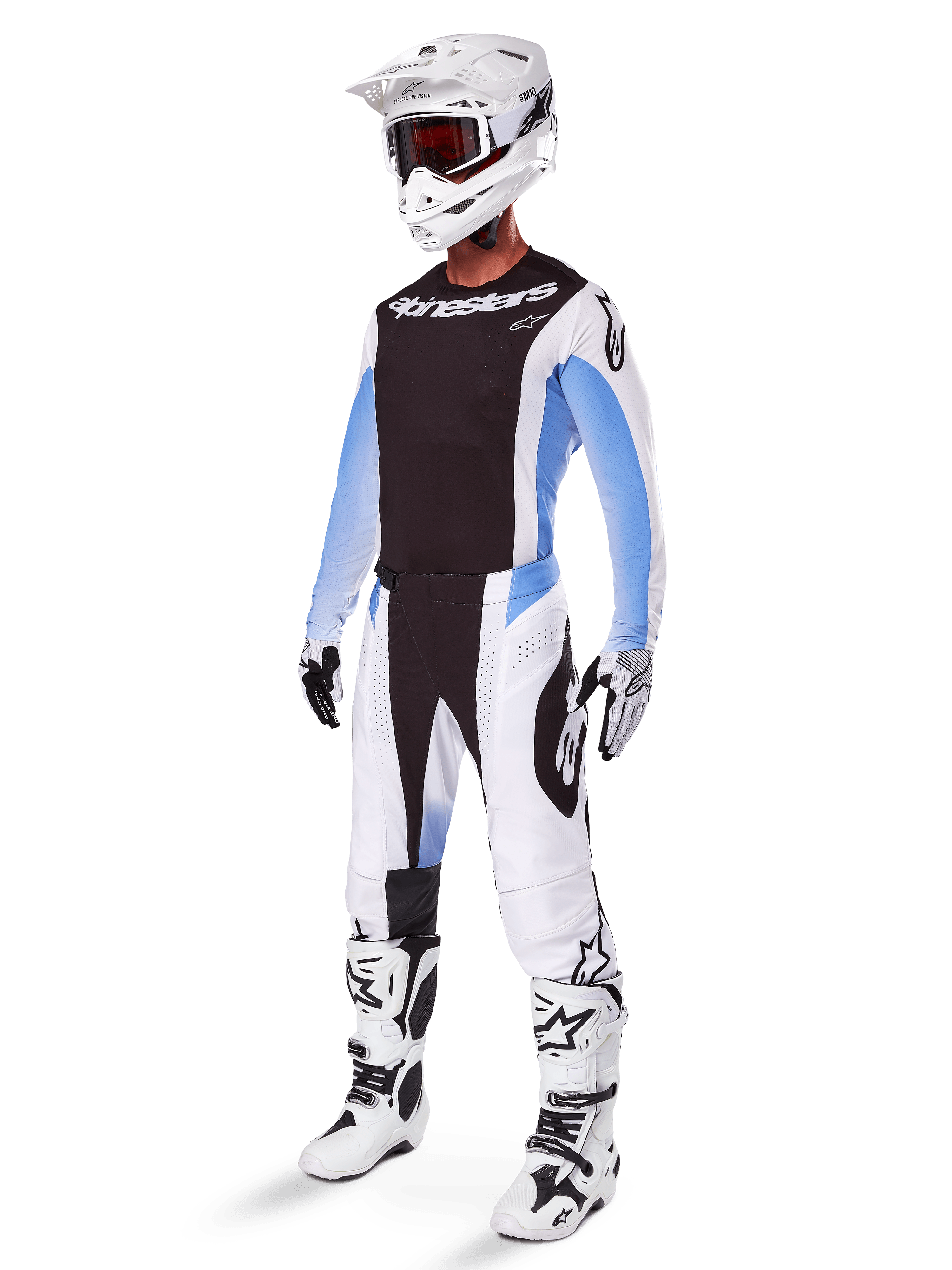 Motocyklista motocrossowy w spodniach Alpinestars 2025 Techstar Melt, biało-czarny strój motocrossowy z jasnoniebieskimi akcentami, dopasowana koszulka i rękawice, biały kask i gogle, biało-czarne buty wyścigowe, profesjonalny zestaw off-road