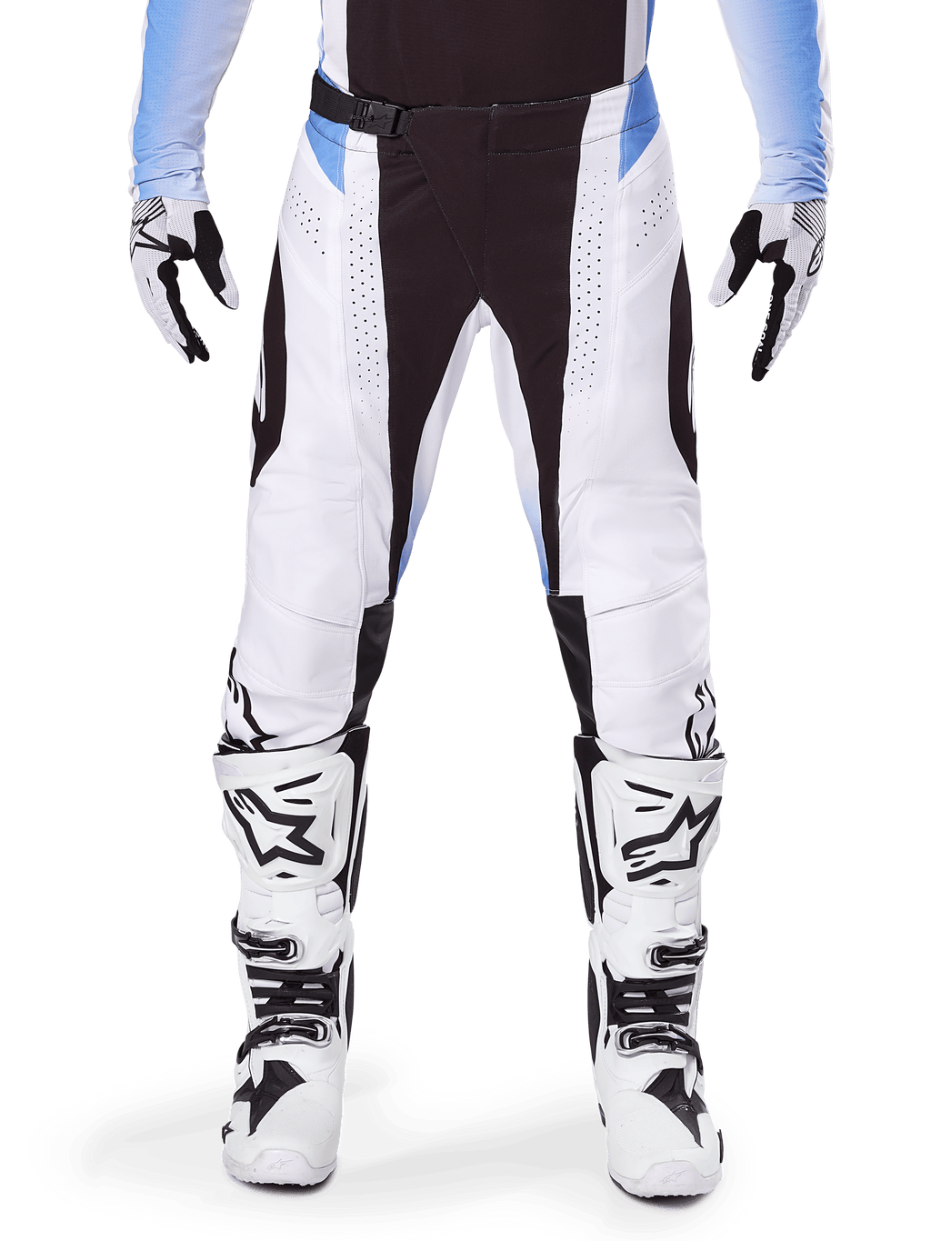 Alpinestars 2025 Techstar Melt Pants, spodnie motocrossowe, biało-czarne z jasnoniebieskimi akcentami, noszone z dopasowanymi biało-czarnymi butami i rękawicami, laserowo wycinane perforacje, wyczynowy design wyścigowy
