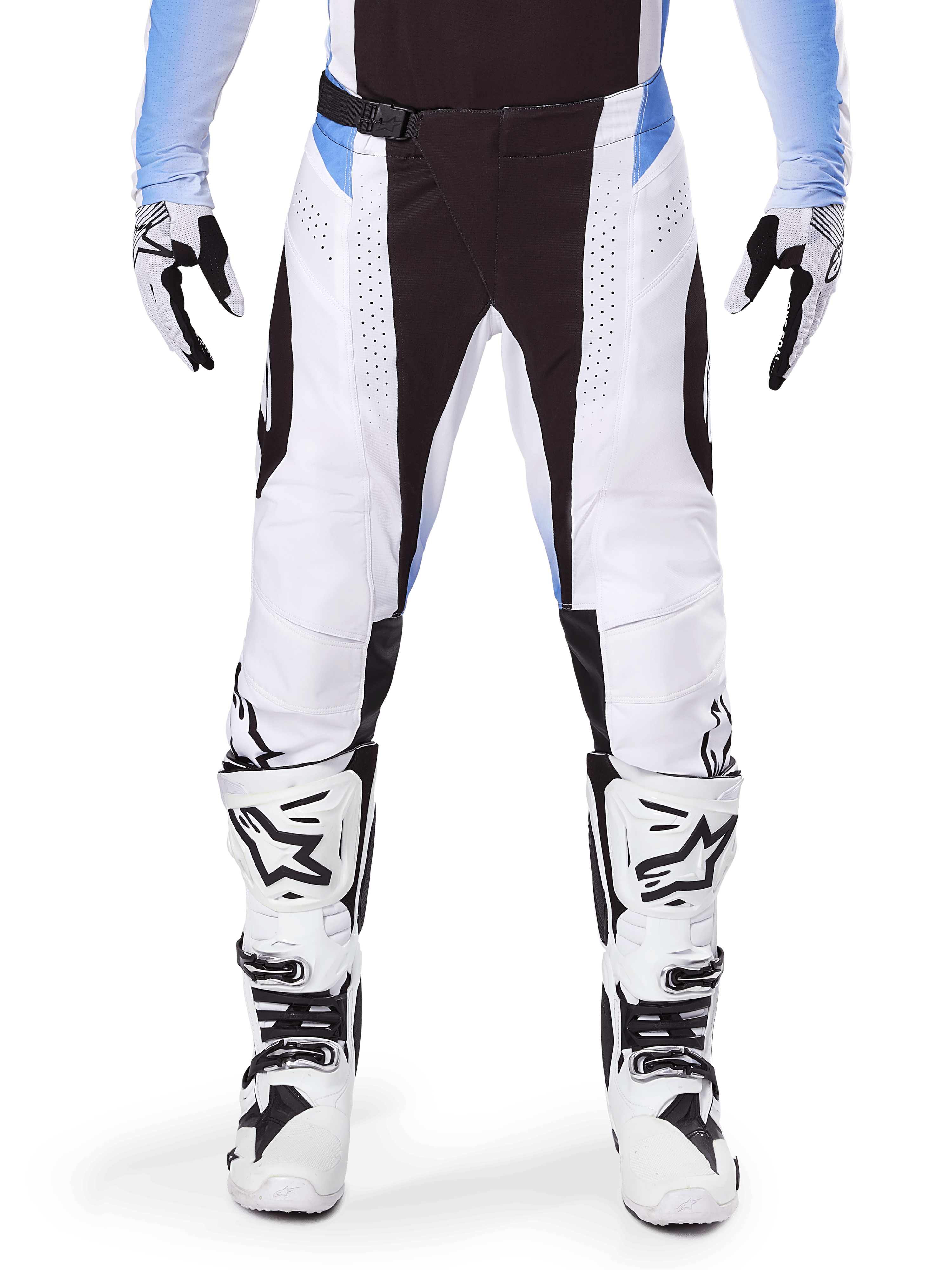 Alpinestars 2025 Techstar Melt Pants, spodnie motocrossowe, biało-czarne z jasnoniebieskimi akcentami, noszone z dopasowanymi biało-czarnymi butami i rękawicami, laserowo wycinane perforacje, wyczynowy design wyścigowy
