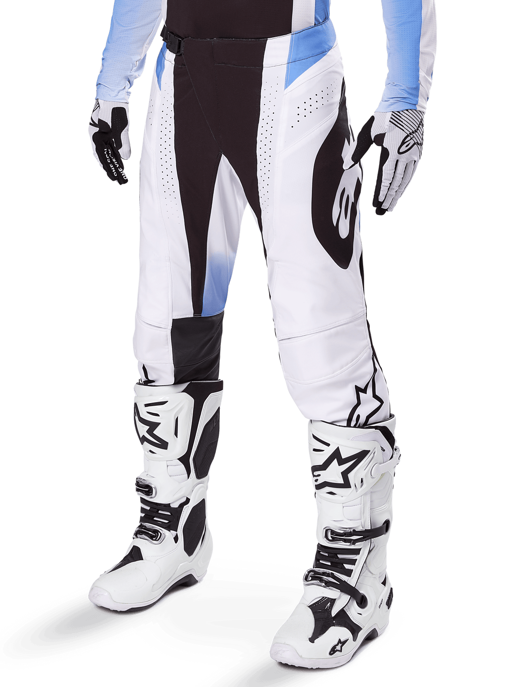 Spodnie Alpinestars Techstar Melt 2025, spodnie motocrossowe, białe i czarne z niebieskimi akcentami, laserowo wycinane perforacje dla przepływu powietrza i konstrukcja kolan Babel, noszone z dopasowanymi białymi butami i rękawicami motocrossowymi, sportowy design do wyścigów terenowych