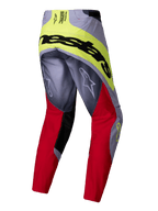 Alpinestars Techstar Melt Pants 2025, spodnie motocrossowe, jaskrawoczerwone i szare z neonowożółtymi akcentami, widok z tyłu przedstawiający duże czarne logo Alpinestars na siedzeniu, logo Astars na nogawkach, wytrzymała konstrukcja z wielu materiałów do wyścigów terenowych
