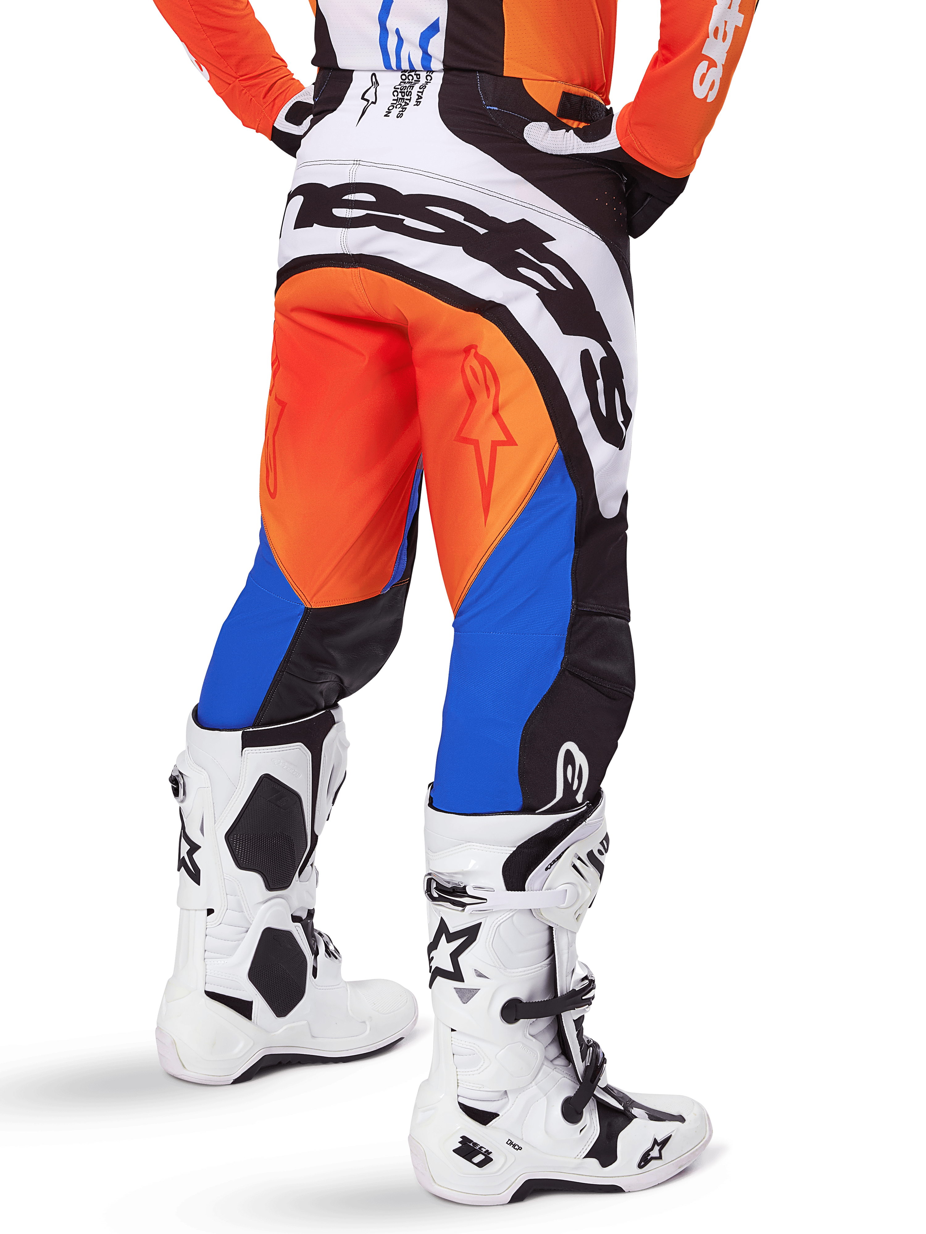 Alpinestars 2025 Techstar Melt Pants, spodnie motocrossowe, pomarańczowo-niebieskie, widok z tyłu, z dużym białym logo na siedzeniu, zestawione z pasującą pomarańczową koszulką i białymi butami Tech 10, wytrzymała odzież wyścigowa off-road