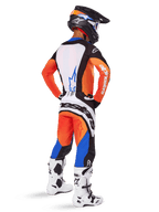 Zawodnik motocrossowy widziany od tyłu w zestawie Alpinestars 2025 Techstar Melt, pomarańczowo-niebieska koszulka z białym panelem na plecach i pasujące spodnie, duże białe logo, czarny kask motocrossowy i białe buty wyścigowe.