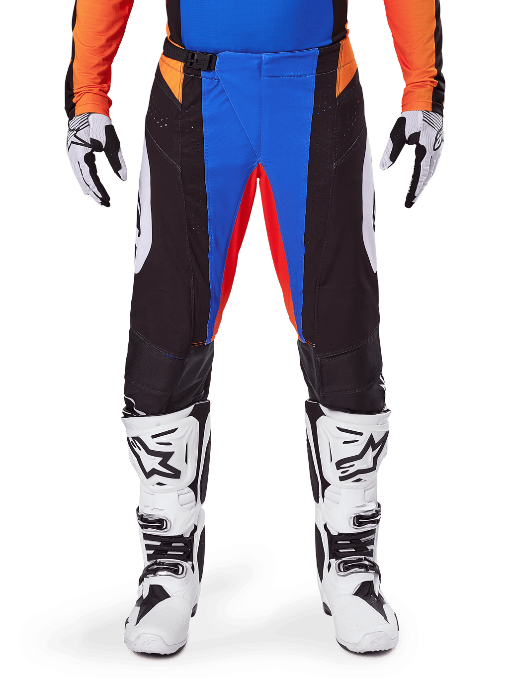 Alpinestars 2025 Techstar Melt Motocross Pants, pomarańczowo-niebieskie, noszone z pasującą koszulką i białymi butami, czarne panele z intensywnymi niebieskimi i pomarańczowymi akcentami, perforowane dla wentylacji, sportowy krój wyścigowy zapewniający wydajność w terenie.