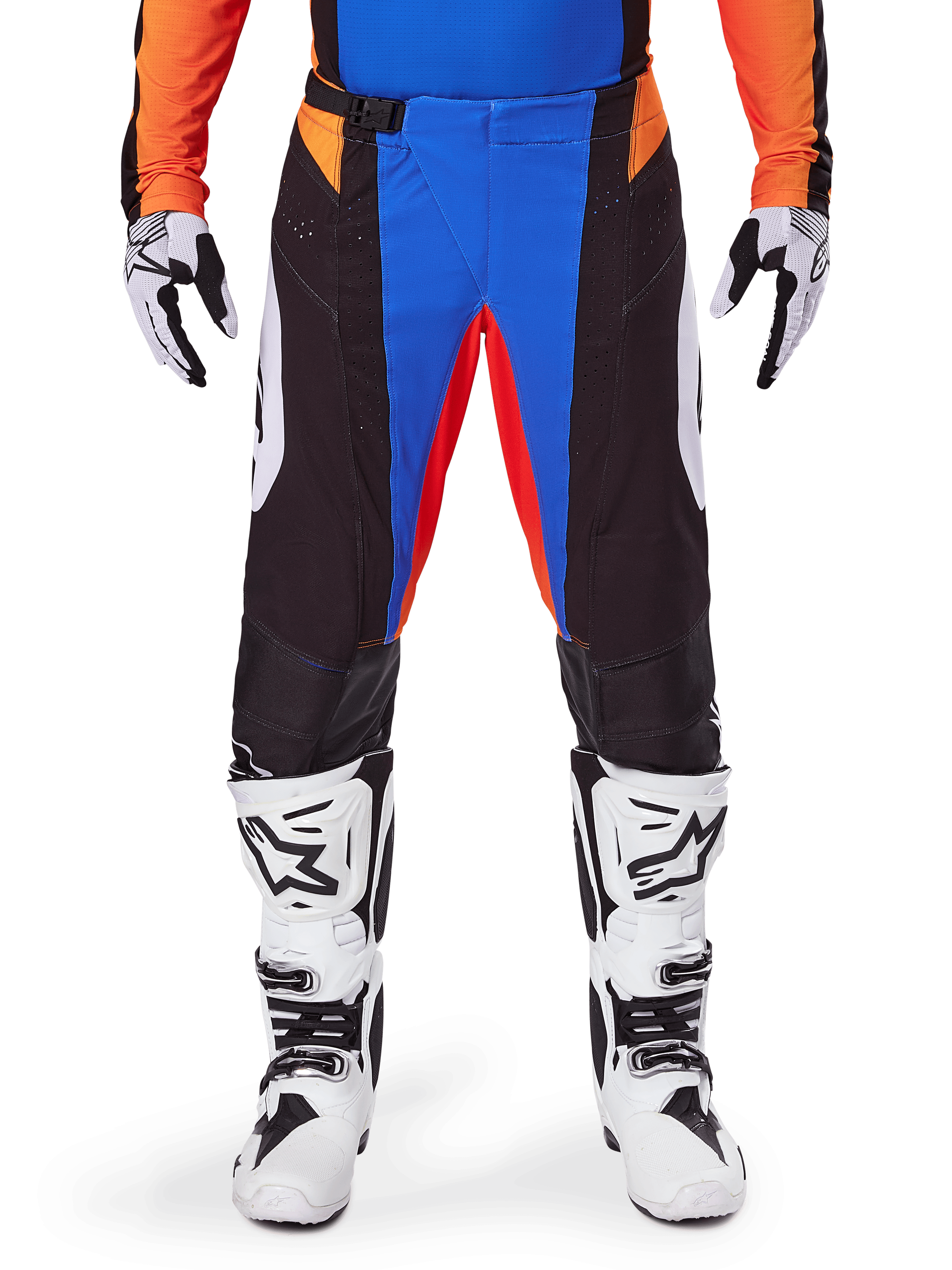 Alpinestars 2025 Techstar Melt Motocross Pants, pomarańczowo-niebieskie, noszone z pasującą koszulką i białymi butami, czarne panele z intensywnymi niebieskimi i pomarańczowymi akcentami, perforowane dla wentylacji, sportowy krój wyścigowy zapewniający wydajność w terenie.