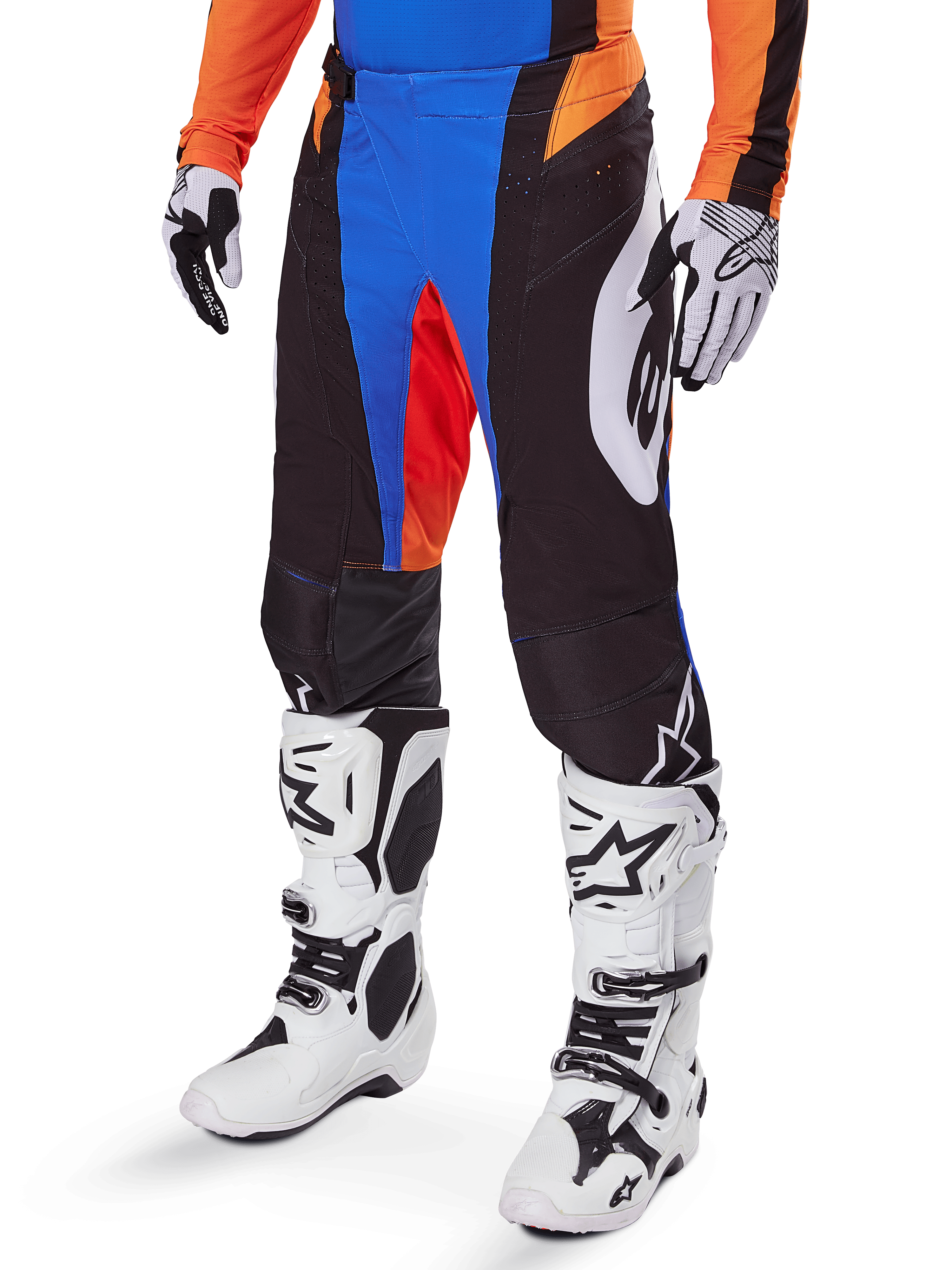 Alpinestars Techstar Melt Pants 2025, spodnie motocrossowe, czarne z niebieskimi i pomarańczowymi akcentami, noszone z białymi butami i dopasowaną koszulką, wykonane z wytrzymałego materiału ochronnego o sportowym, wyścigowym designie